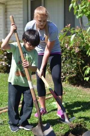 Lauren Wood shoveling with child at Los Angeles Trial Lawyers’ Charity Event